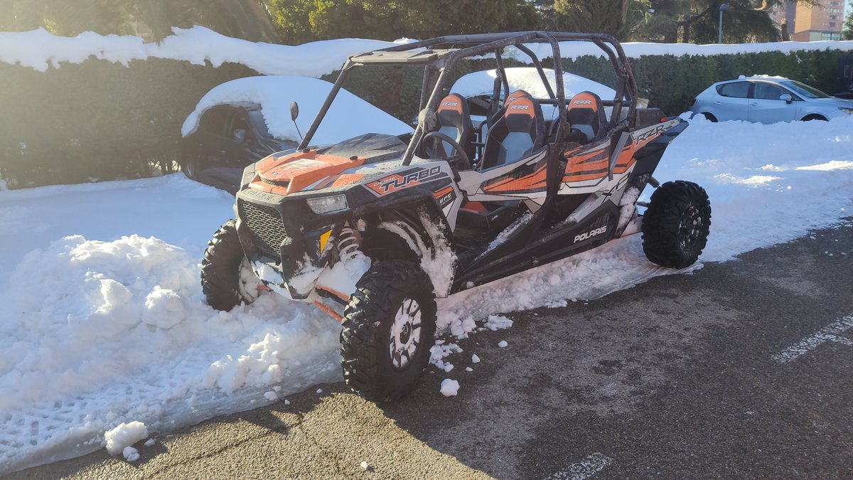 ColegioTajamar's tweet photo. LIMPIEZA❄️ Un nuevo aliado motorizado se suma a la retirada de nieve. Gracias Carlos Soriano, alumni y padre del colegio, por su innovadora colaboración para retirar la nieve en el aparcamiento del colegio. #Nieve #Familias #Limpieza https://t.co/3lNkSJ57YS