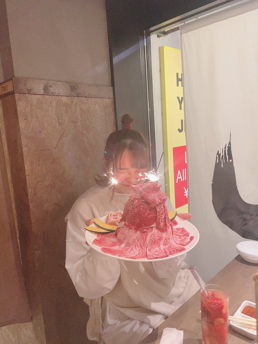 NikuSakeLemon's tweet photo. れもんでサプライズには肉ケーキ🥓
綺麗な肉と花火で思い出残せます😊
れもんの新名物｢肉ケーキ｣❗❗
¥5000~値段に応じて内容も変わります
デザートのプレートも、前日までのご予約で¥2000~ご用意出来ますので、サプライズでお祝いしたい時は是非れもんをご利用ください https://t.co/du3yuQVDoZ