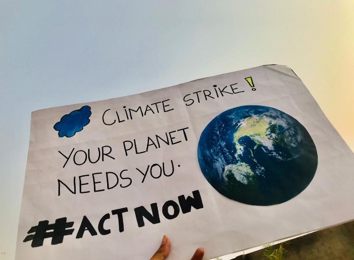 Sarahhh_lndian's tweet photo. Week #17th #ClimateStrike in Lucknow UP India 🇮🇳 

After we Educated the slums about the #climatechange last week, they showed keen interest and made placard themselves for climate strike! 

#FaceTheClimateEmergency 
#ClimateAction 
 
@Fridays4future @FFFIndia https://t.co/1Gz58DQs7e