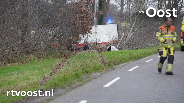 Automobilist ernstig gewond naar ziekenhuis na eenzijdig ongeluk, weg tussen Schalkhaar en Heeten komende uren afgesloten. #rtvoost.