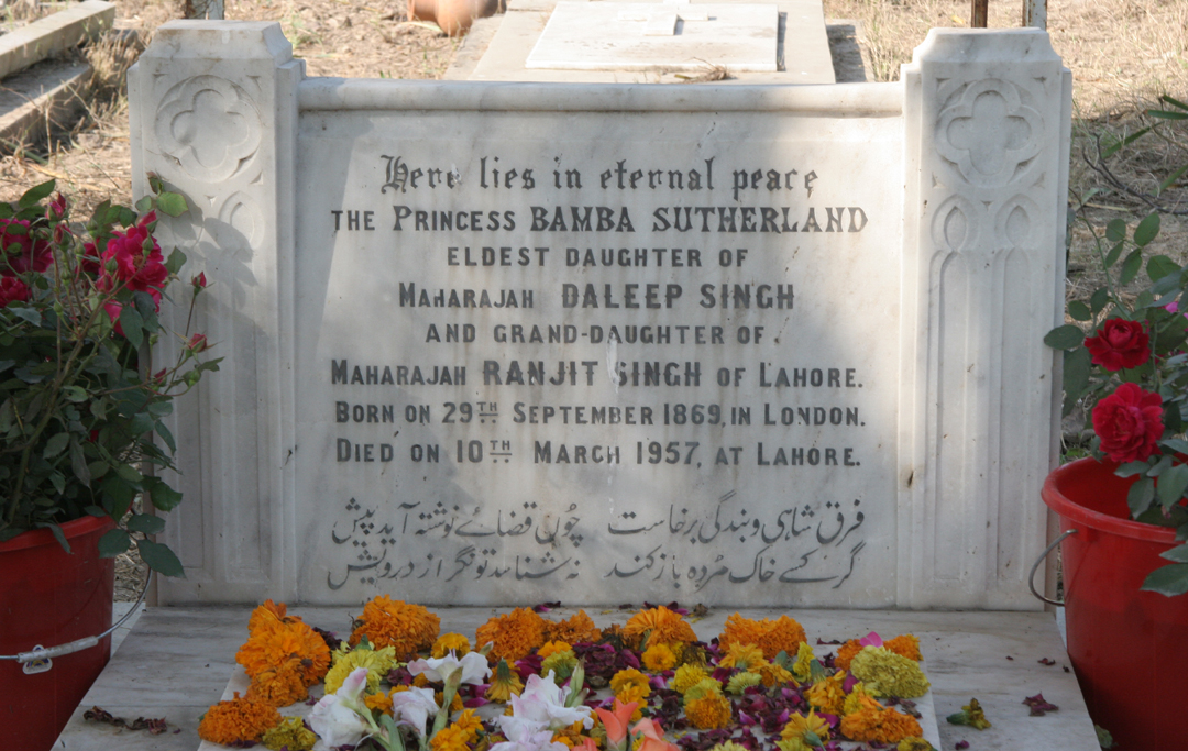 ...the grave of the last of Maharaja Ranjit Singh's descendants still remains unknown, decked with flowers brought only by the descendants of Pir Karim Bakhsh from ‘Gulzar’.10/concluded #Punjab  #history  #Partition  #Subcontinent  #Archives  #Lahore  #British