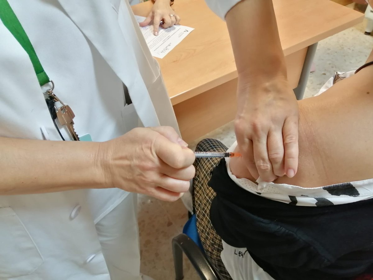 hospital_hvn's tweet photo. Avanzamos en la vacunación #COVID19 y nos sumamos al #Plan24X7 @saludand para llegar al máximo de profesionales sanitarios, hasta llegar a los 7.000 en @hospital_hvn, durante los siete días de la semana. 
Este fin de semana, jornadas intensas de vacunación en nuestro hospital . https://t.co/j7HdRlhWYb