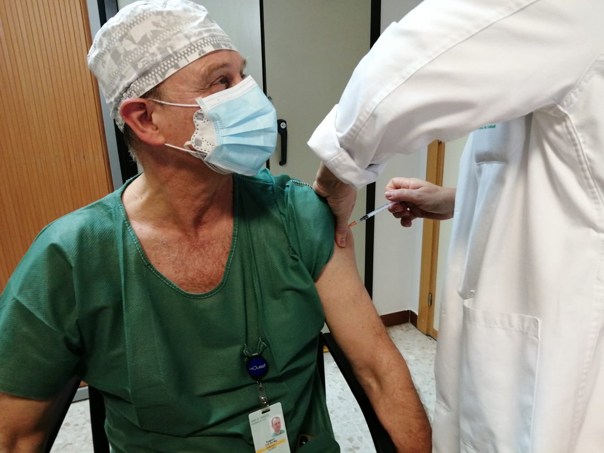 hospital_hvn's tweet photo. Avanzamos en la vacunación #COVID19 y nos sumamos al #Plan24X7 @saludand para llegar al máximo de profesionales sanitarios, hasta llegar a los 7.000 en @hospital_hvn, durante los siete días de la semana. 
Este fin de semana, jornadas intensas de vacunación en nuestro hospital . https://t.co/j7HdRlhWYb
