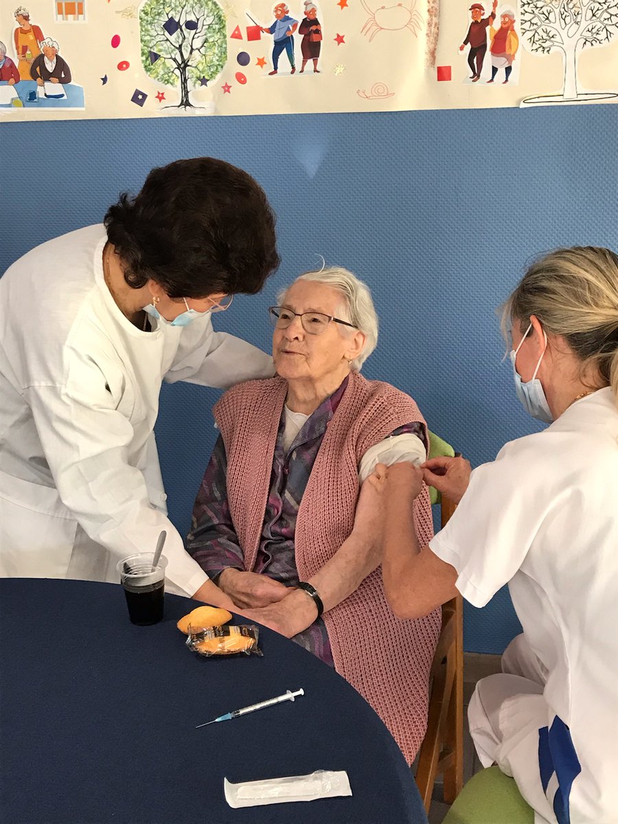 💉 La #vaccination contre la #Covid19 est lancée dans les #EHPAD du Groupe Clinipole. La première vaccinée est une résidente de 103 ans.