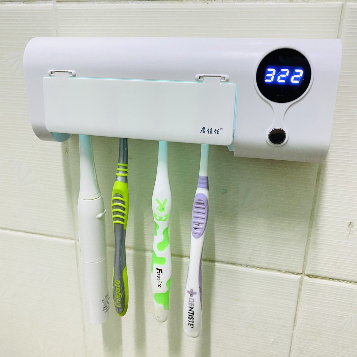 ที่เก็บแปรงสีฟันสมัยนี้มันต้องลํ้าแบบนี้สิ ตัวนี้เป็นที่เก็บแปรงสีฟันไม่พอ แถมยังอัจฉริยะมากด้วยนางสามารถฆ่าเชื้อได้แล้วถ้าแบตหมดก็ถอดออกมาชาร์จได้เลยไม่ต้องเปลี่ยนถ่าน โคตรดีบอกเลย