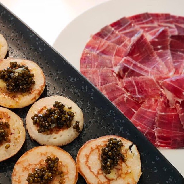 CoallaGourmet's tweet photo. Mar y montaña para el aperitivo:
🌊 Blinis con mantequilla de algas de #JeanYvesBordier y caviar de #RealCaviar
🏔 Jamón Ibérico de Bellota de @CarrascoIberico
#coalla https://t.co/BZJZveox9z