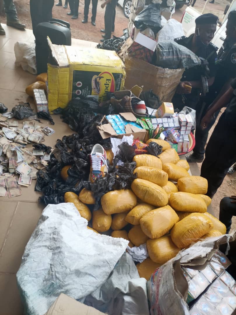PoliceNG's tweet photo. #PhotoNews: Police raid notorious hideout of illicit drugs cartel known as “MAYAS” in Lafenwa area of Abeokuta, Ogun State.

Huge quantity of assorted, illicit and dangerous drugs were recovered. Also recovered were cash- proceeds from the illicit trade. https://t.co/1qiM6VPx8S