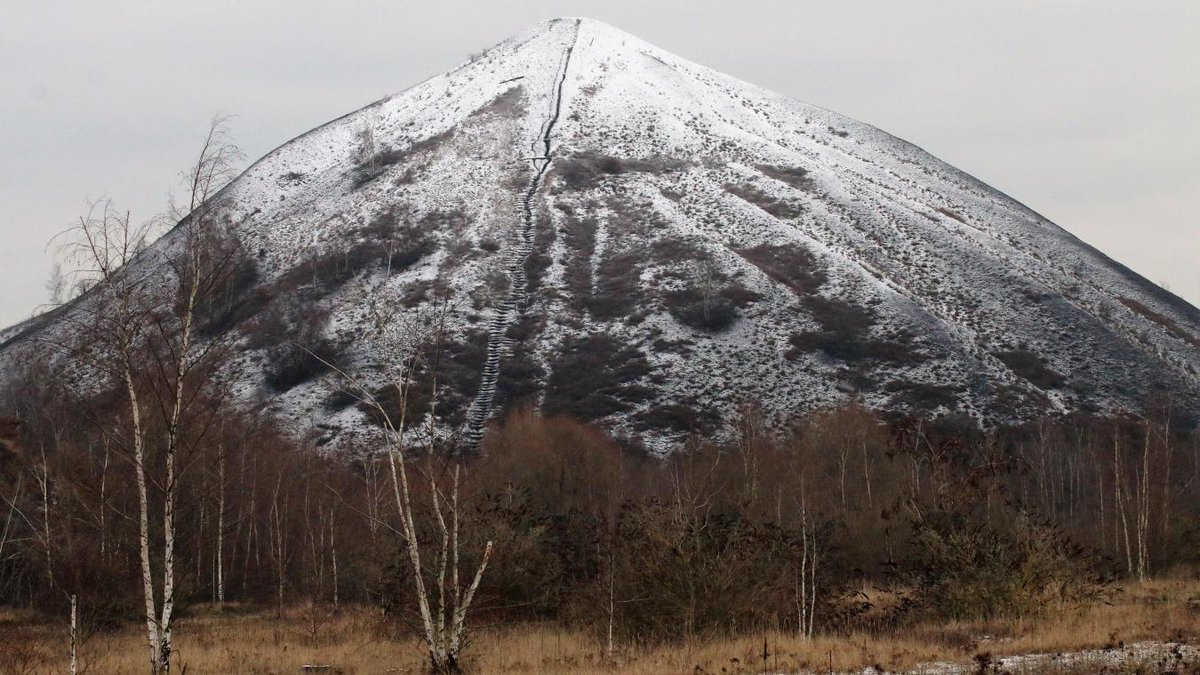 Les cimes enneigées du bassin minier... lavoixdunord.fr/920696/article…