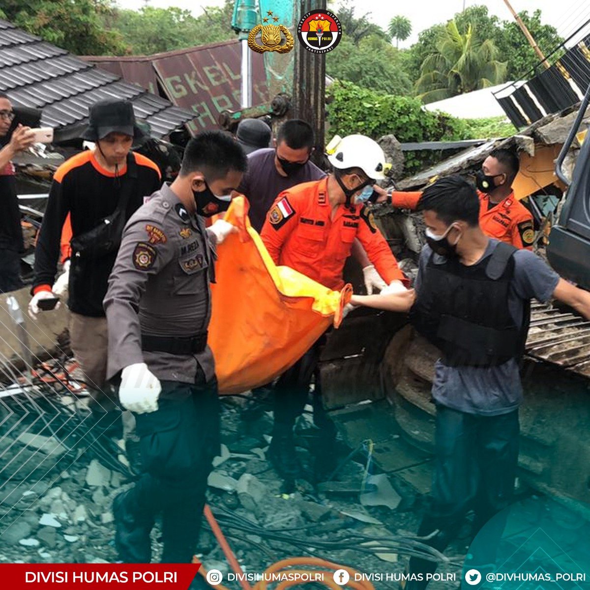 DivHumas_Polri's tweet photo. Tim SAR gabungan TNI-Polri, Basarnas dan instansi terkait saling bahu membahu melakukan evakuasi terhadap korban terdampak gempa berkekuatan 6,2 magnitudo yang terjadi di wilayah Mamuju, Sulawesi Barat, pada Jumat (15/1) sekitar pukul 02.30 WITA. https://t.co/nd30moZz7a