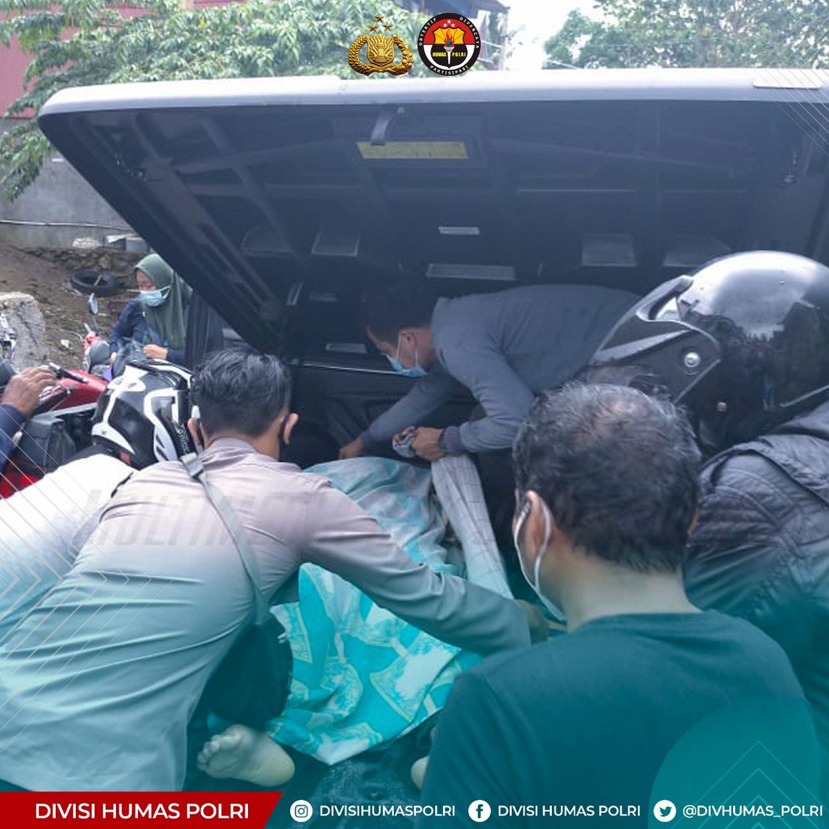 DivHumas_Polri's tweet photo. Tim SAR gabungan TNI-Polri, Basarnas dan instansi terkait saling bahu membahu melakukan evakuasi terhadap korban terdampak gempa berkekuatan 6,2 magnitudo yang terjadi di wilayah Mamuju, Sulawesi Barat, pada Jumat (15/1) sekitar pukul 02.30 WITA. https://t.co/nd30moZz7a