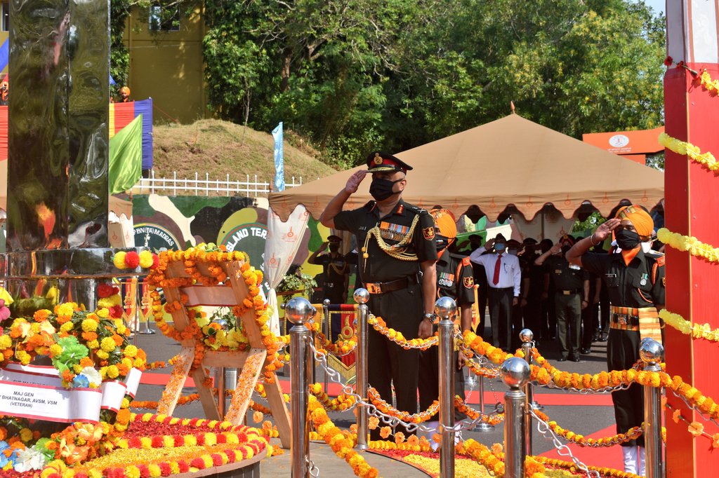 airnews_pb's tweet photo. Lt Gen Manoj Pande, AVSM, VSM, Commander-in-Chief Andaman and Nicobar Command (CINCAN) and senior most veteran Maj Gen (Retd) Vinay Bhatnagar, AVSM, VSM laid wreath at Bayonet Chowk, War Memorial today in Port Blair on the occassion of Army Day.
#ArmyDay
#ArmyDay2020 https://t.co/qdufGRJn15