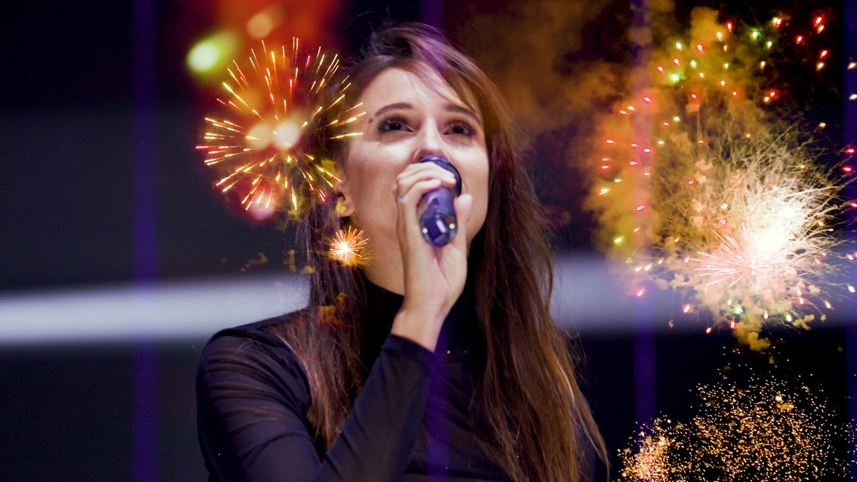 Social distancing has been a huge struggle but so glad we got to film an epic music video for our new single World For You 🙏❤️ <a href="/sarahdewarren/">Sarah de Warren</a> <a href="/garethemery/">Gareth Emery</a> 

youtube.com/watch?v=oeaahz…

#WorldForYou #ReadyForLife