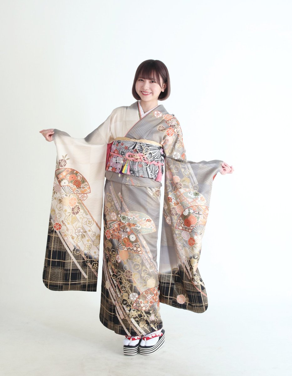 スタジオステラ 新作振袖 シックな色合いですが 差し色が可愛い配色なので 小物使いで幅が広がるデザインです 卒業袴は紺などの 濃色系と相性が良いかと モデル 林田真尋 Mahirodayo 成人式 卒業式 写真 振袖 着物 着物コーディネート