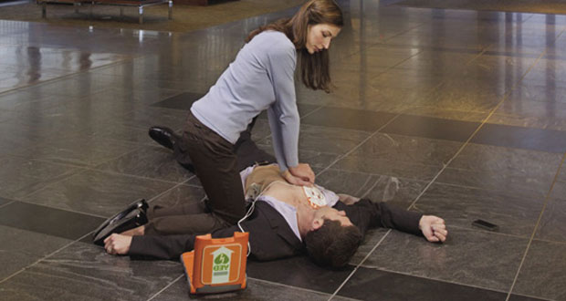 fmjtoday's tweet photo. Life saving training - https://t.co/jwZih2Nq9T #facman #defibrillators #SuddenCardiacArrest #defibrillatortraining #healthandsafety #training https://t.co/0envLmnFwp
