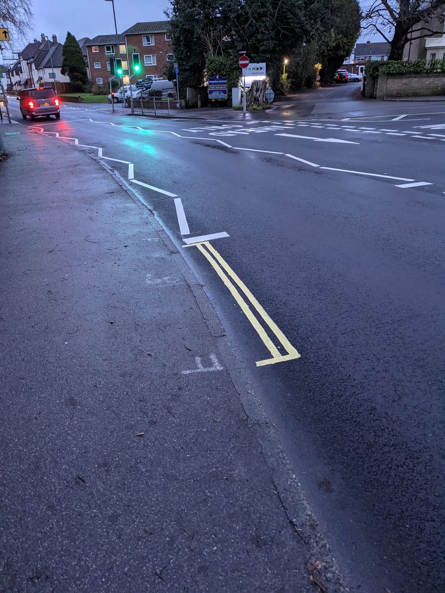 I guess the law is the law, even if it means painting a 4ft double yellow line 😃 #FridayThoughts @Wimborne_News @wimbornebid