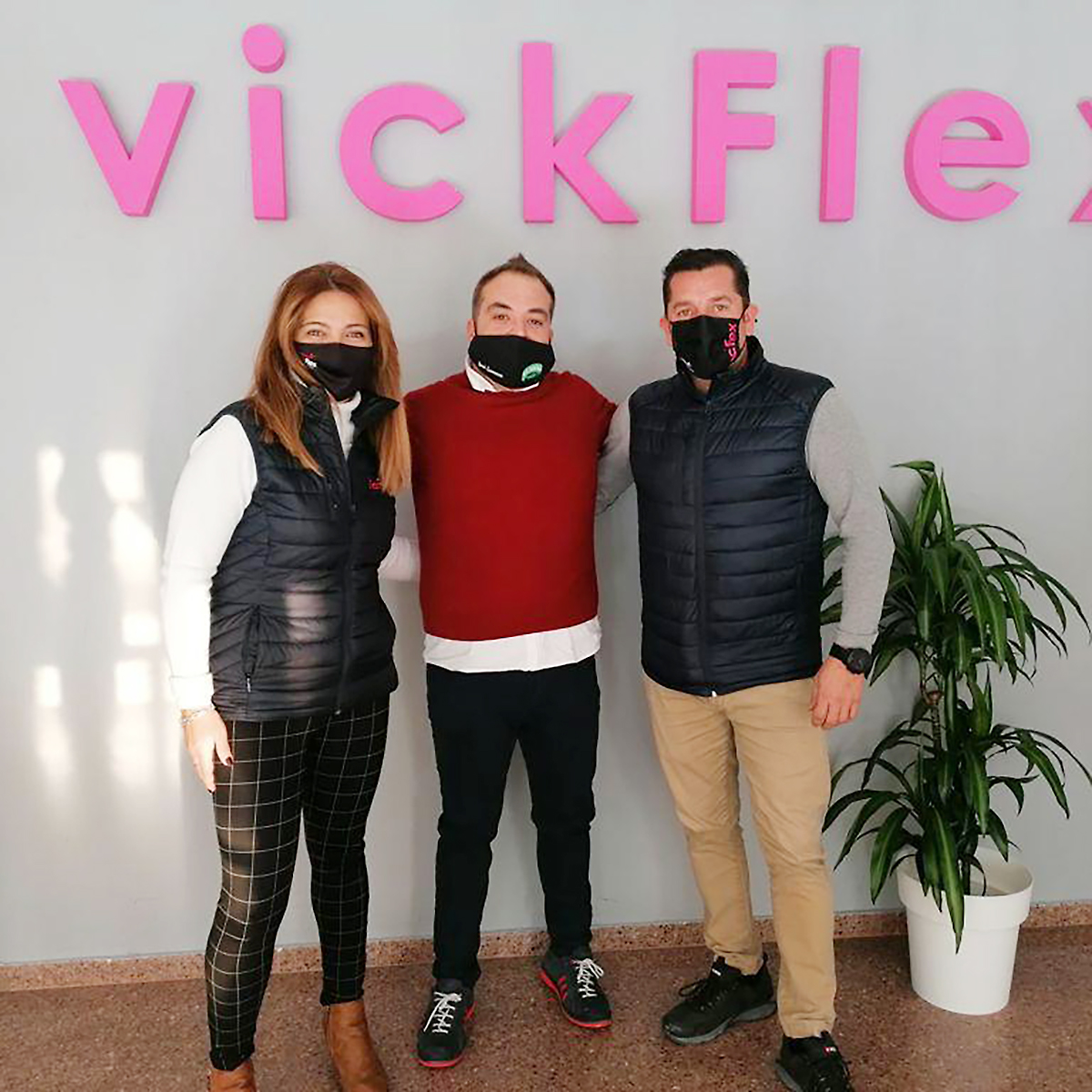 vickflex's tweet photo. Gracias a @javiserranog locutor de La Jungla Radio, por su visita a nuestras instalaciones. Además nos sentimos orgullosos de anunciaros que nuestra marca Vickflex ya aparece en la sección comercial de este gran programa de radio #vickflex #LaJungla #colchones https://t.co/PObsHOw7jm