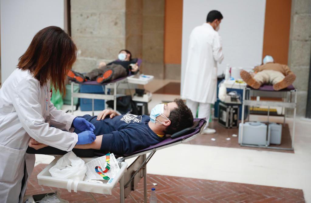Pedimos ayuda para despejar calles y aceras y la respuesta fue impresionante. 

Pedimos que nos ayudarais a limpiar accesos a colegios y salisteis sin dudarlo. 

Pedimos 3.000 donaciones de sangre y ya habéis superado el objetivo. 

Gracias, madrileños, por hacer Comunidad.