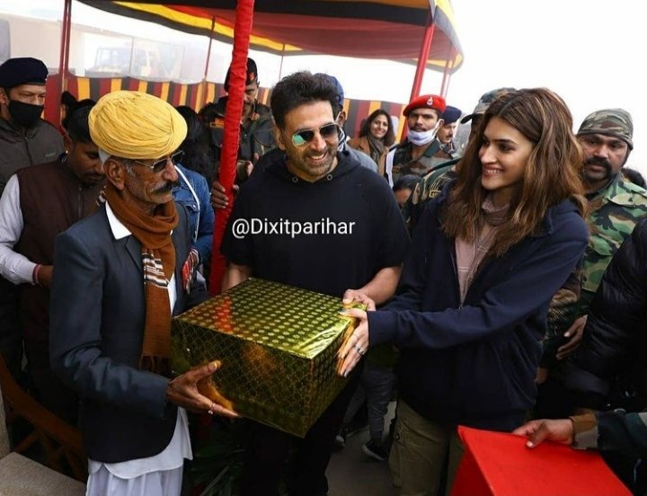 kritigreatsanon's tweet photo. Army Day: Akshay Kumar and Kriti Sanon, who met the soldiers at the Jaisalmer Miltri station, flagged off 'Vijay Ran for Soldier Marathon'
@kritisanon @akshaykumar #kritisanon #jaisalmer #armyday #armyday2020 #akshaykumar #kritisanon https://t.co/N6MLhHWko5