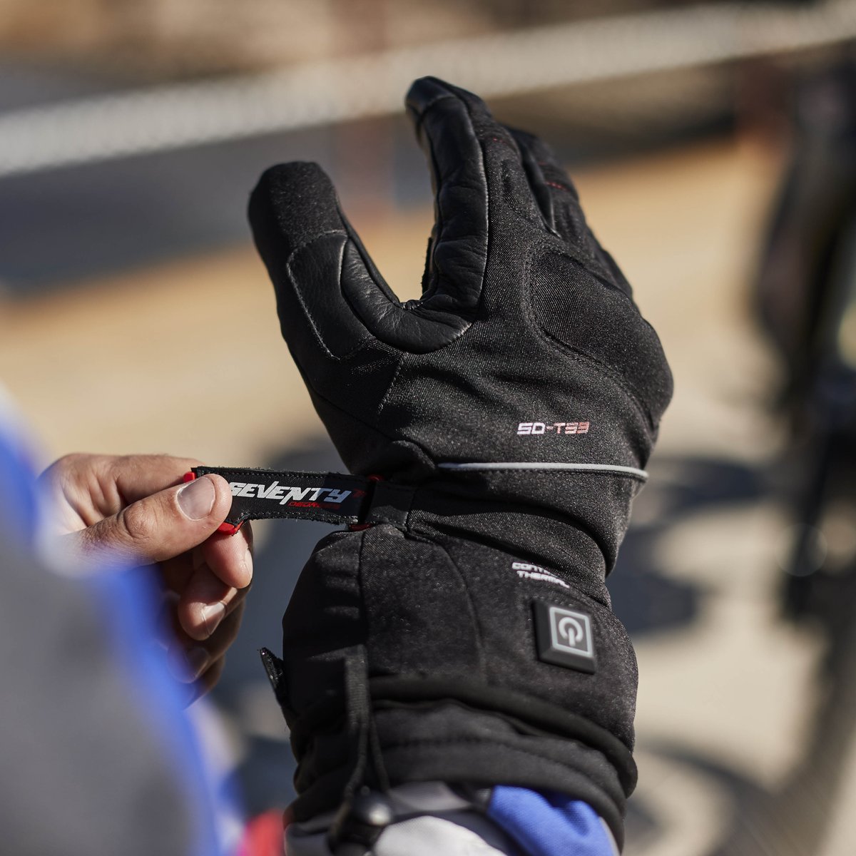Seventy_Degrees's tweet image. Forget the cold and low temperatures. ☃️ Enjoy with your bike again. The heated gloves SD-T39 (SD-T41 for women) have three levels of heat intensity and rechargeable batteries. All the info in our web (link in BIO)
#SeventyDegrees #BreakingTheLimits