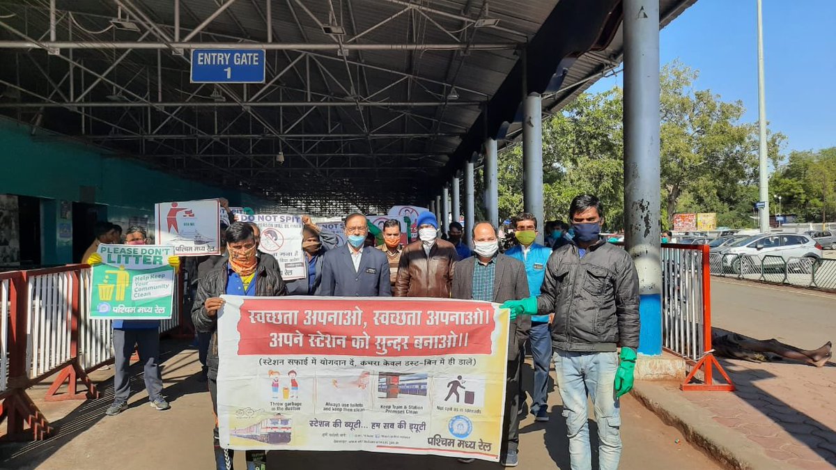 रेल यात्रियों को स्वच्छ, सुखद एवं पर्यावरण अनुकूल वातावरण मुहैया कराने हेतु  दिनांक 15.01.2021 को भोपाल स्टेशन के रेल कर्मियों द्वारा स्वच्छता जागरूकता अभियान चलाया गया। <a href="/BhopalDivision/">DRM BHOPAL</a> <a href="/drmkota/">DRM KOTA</a>