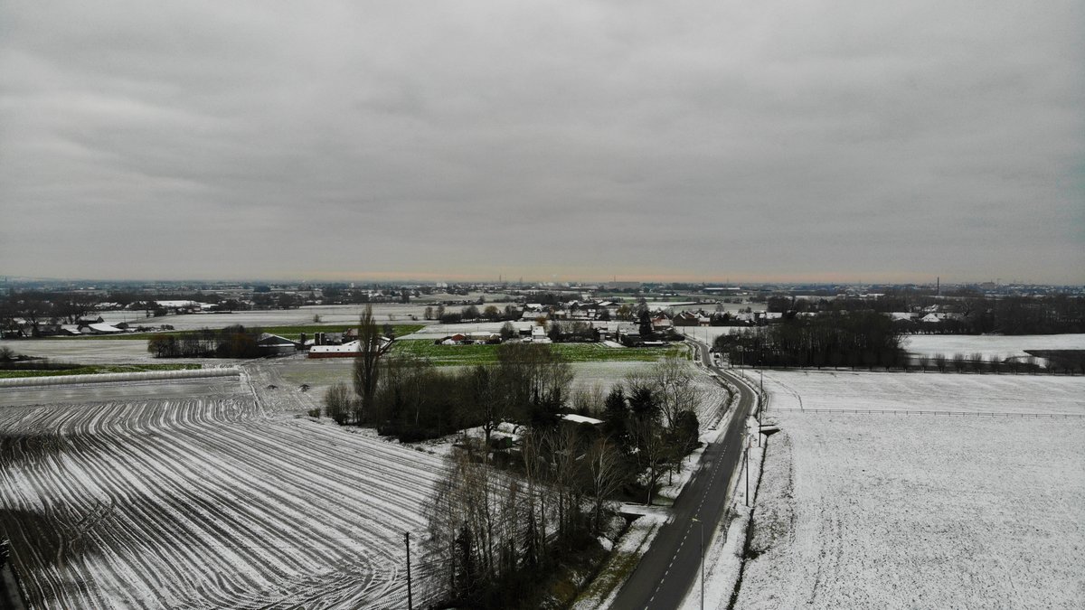 #vrtweer #dronephotography #snowlandscape #aalbeke
