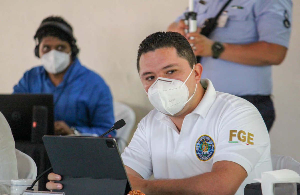 #ComoTodosLosDías sesionamos en la Mesa para la Construcción de la Paz con la participación de la Mesa Regional de la Costa Grande y la asistencia del Gral. Eufemio Ibarra Flores, Cmdt. de la IX Región Militar de @SEDENAmx y del Gral. Lucio Vergara, comisario de la <a href="/GN_MEXICO_/">Guardia Nacional</a>.