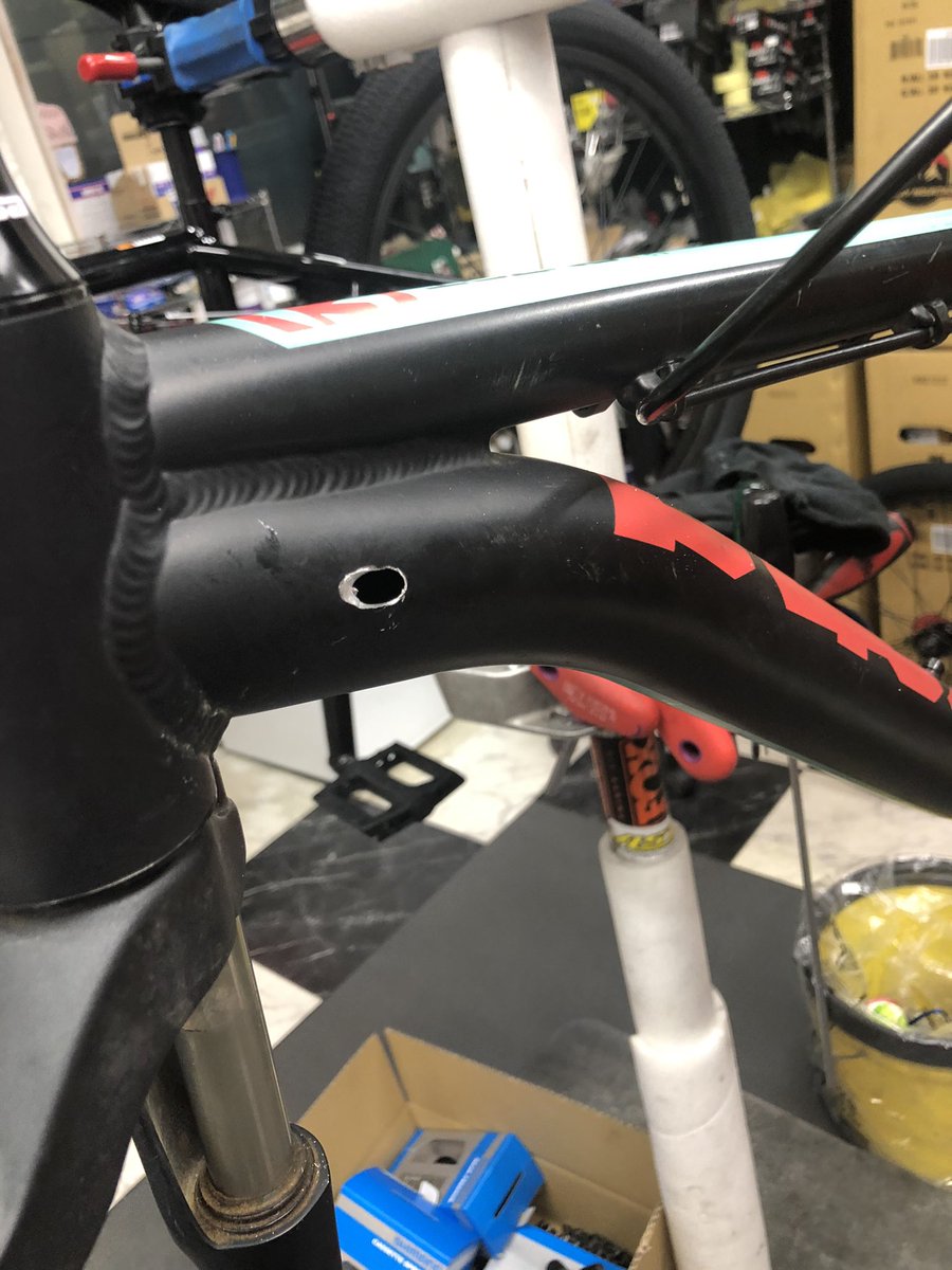 astbikes's tweet photo. キッズバイクチューニングその2.ドロッパーシートポストをインストール。
フレームにも穴開け加工をし登りも下りもレバー押すだけでokデス^_^
#sdgコンポーネント
#tellis
#ドロッパーシートポスト 
#konabikes 
#honzo24
#astbikes
#astforest
#成増
#光が丘公園
#板橋
#練馬
#和光市
#秩父市 https://t.co/Mo6aNPGTLK