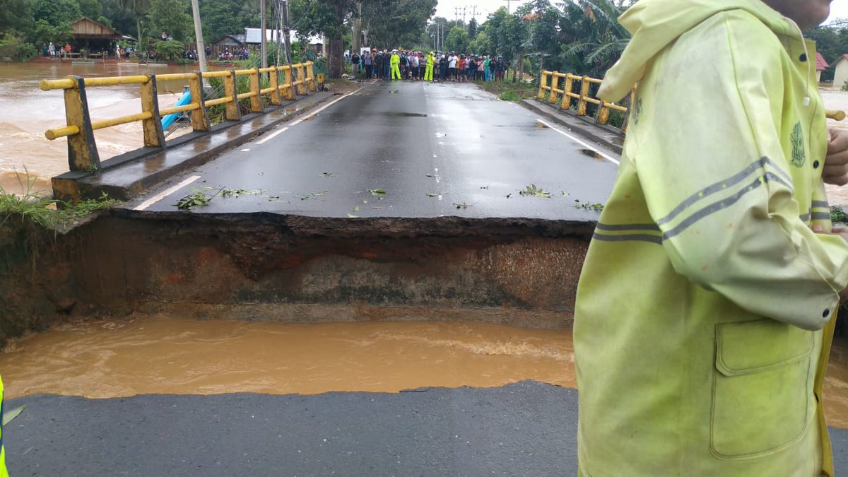 deenaa_21's tweet photo. It's been three days Mr. @jokowi , don't you know what's happening here?? South Kalimantan is a part of Indonesia ..

#Kalselbanjir 
#PrayforKalSel 
#KalseljugaIndonesia https://t.co/FwXhHuOHd4