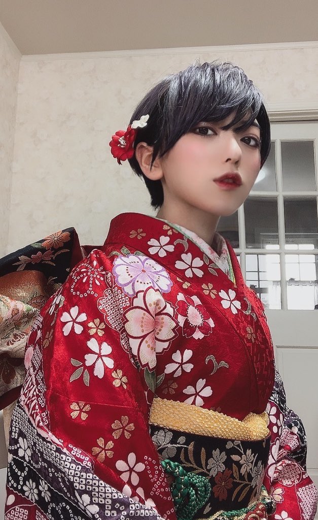 _fifiox's tweet photo. あけましておめでとうございます(おそい)

今年も恒例お正月は着物を着ました👘🎌

髪色黒っぽく見えますが、インナー黒で上濃い紫入れてたので今白っぽい(シルバーぽい)色です🕊 https://t.co/7052GFsXRL