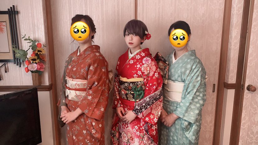 _fifiox's tweet photo. あけましておめでとうございます(おそい)

今年も恒例お正月は着物を着ました👘🎌

髪色黒っぽく見えますが、インナー黒で上濃い紫入れてたので今白っぽい(シルバーぽい)色です🕊 https://t.co/7052GFsXRL