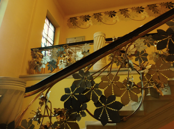 In 1904 he was commissioned to decorate the interior of Kraków's Medical Society. Wyspiański created furniture, friezes, & chandeliers shaped like snowflakes based on photos through a microscope by Wilson Bentley - His way of marking the city getting electricity in that year 4/