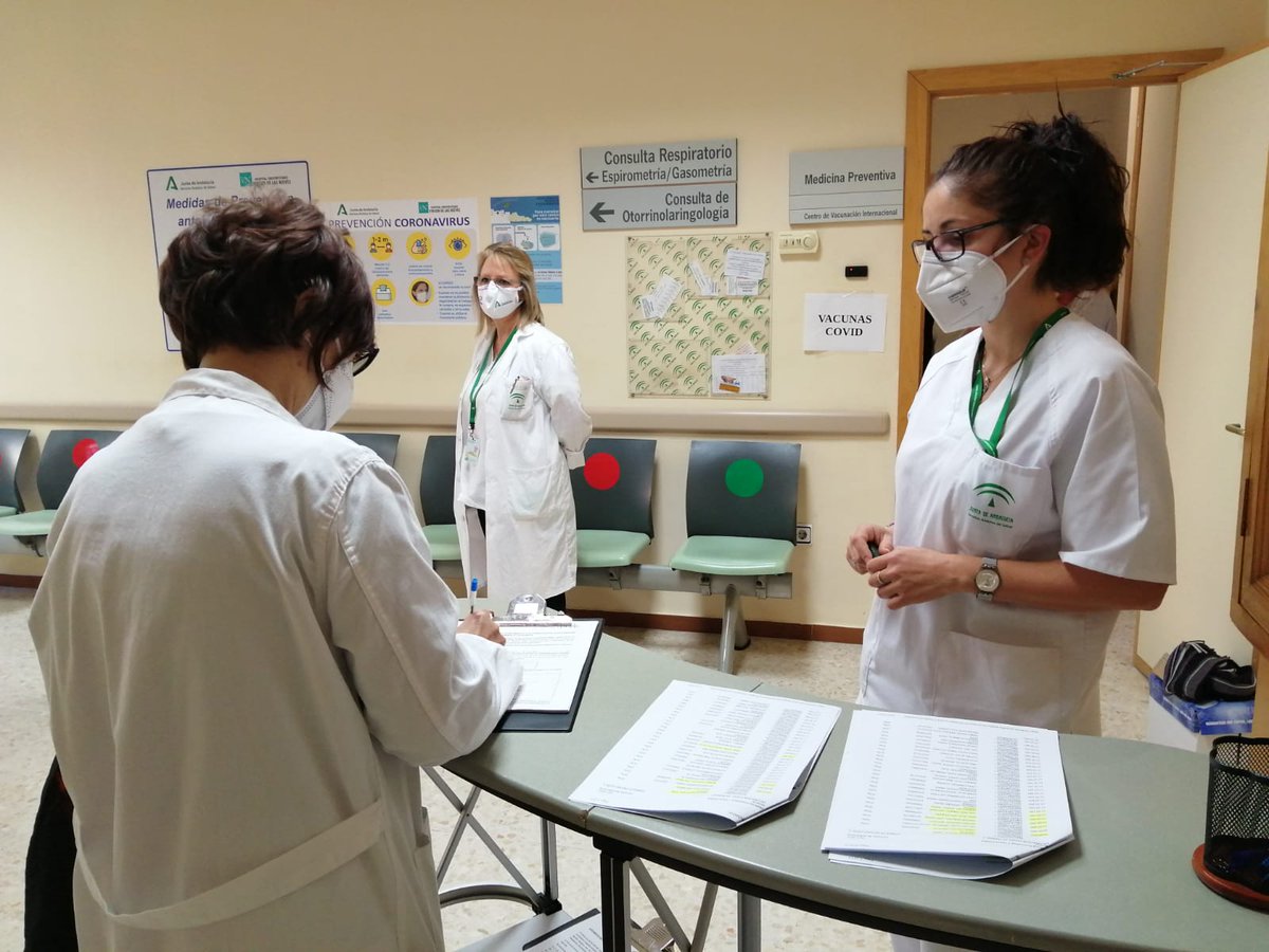 hospital_hvn's tweet photo. Si eres profesional @hospital_hvn, estos son los pasos  #VacunaciónCovid19
➡️Una vez citado, acude día, lugar y hora 📅 
➡️Se identifica, se informa y se firma el consentimiento 📝
➡️Se registra 💻 
▶️Se administra la vacuna 💉
▶️Se pasa al área de descanso durante 15 minutos 🪑 https://t.co/sZ5DE1dc9r