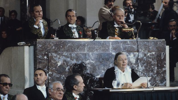 FemmesEco's tweet photo. Le 6 mars 1980, Marguerite Yourcenar devient la 1ère femme élue à l’Académie française, depuis sa fondation par Richelieu en 1635. Si son élection fait scandale, le choix porté sur la candidature de l’écrivaine révèle que l’on ne peut plus faire l’histoire sans les femmes. https://t.co/XWjiOw7KiC
