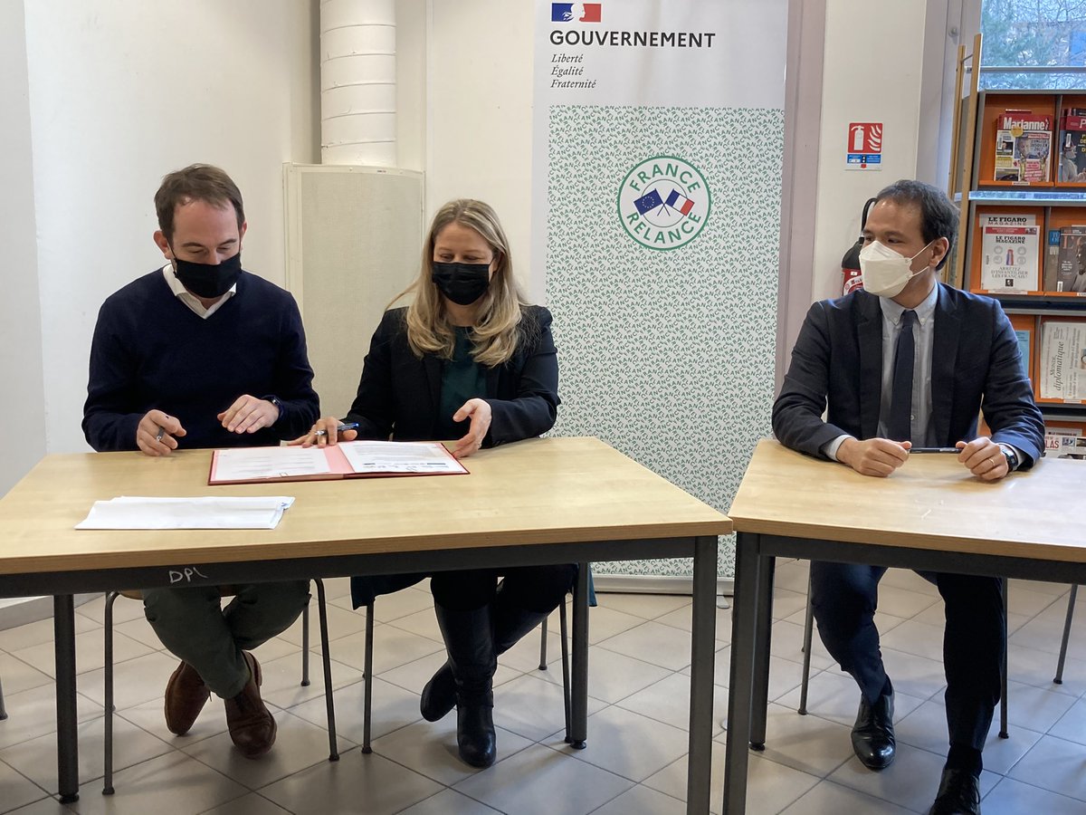 Est_Ensemble's tweet photo. ✍️ Signature ce matin, en présence de @NadiaHAI78 et de @cedric_o, d’un accord préalable qui permettra le déploiement de 80 conseillers numériques en #SSD dont 10 sur le territoire d’@Est_Ensemble. 
Objectif 👉 réduire la fracture #numerique et soutenir l’#emploi local. https://t.co/IrZXTxJcca