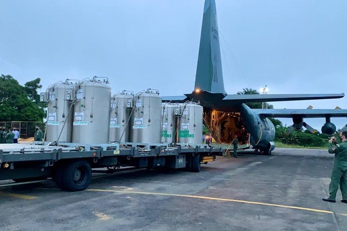Aviões da FAB levando cilindros de oxigênio chegam a Manaus
bit.ly/39yybZr