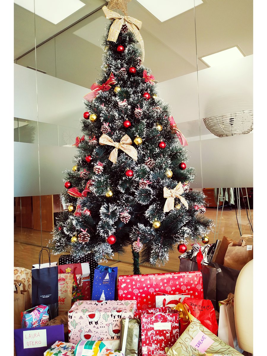 EIDFsolar's tweet photo. 🎁 Sí, sabemos que las #Navidades ya han quedado atrás, pero en #EDFSolar aun tenemos bajo el árbol los regalos del amigo invisible sin abrir
Hoy es el día de repartirlos y entregarlos a sus dueños ¡No hay mejor manera de acabar la semana! https://t.co/TEfy57f8bY