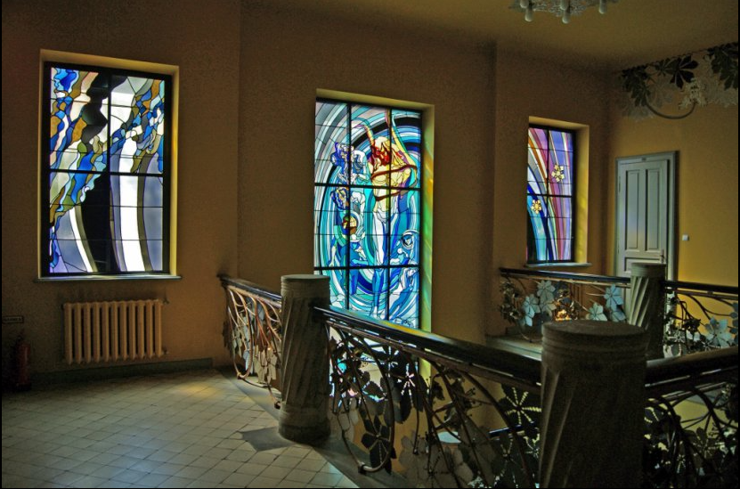 The project was commissioned by the society's president, Juliusz Nowak. Its centrepiece was Wyspiański triptych stained glass window of Apollo. Bound up, Apollo recalls both the figure of Christ from his play Wyzwolenie (Liberation) & Copernicus’ heliocentric observations 5/