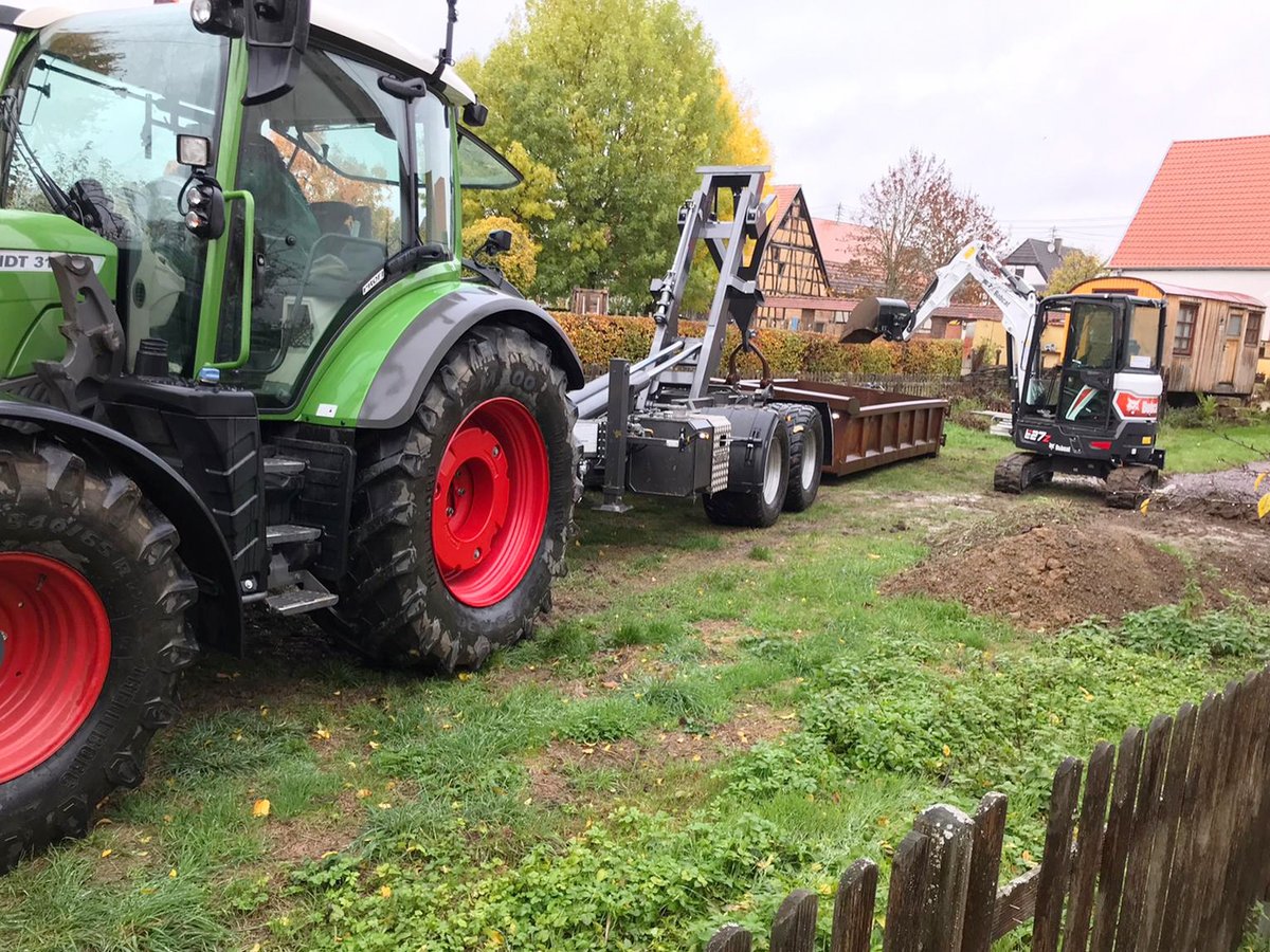 StrongaLtd's tweet photo. We have a HookLoada trailer for jobs of all shapes and sizes, from small residential projects like this one to larger-scale commercial applications.

Get your quote today.

#stronga #hookloada #hooklift #trailer #machinery https://t.co/jt7Y1d8tAz
