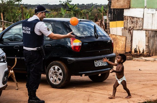 pmdfoficial's tweet photo. Bom dia.
Seja a inspiração de alguém, seja exemplo!
Somos a #PMDF, conte sempre com a gente!
#PoliciaMilitar #Police #Inspire #SejaExemplo #Criança #Bomdia #ServireProteger https://t.co/wDztAw58Yu