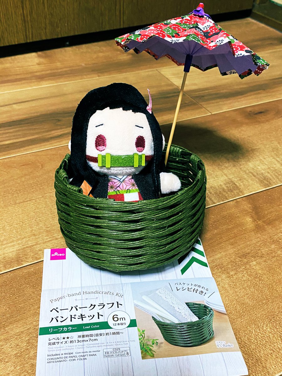 狛狗書房 できた 初クラフトバンド作品 説明書そのままで制作したからちょい幅広い籠になっちゃったけど 良い感じに収まったので良しとしましょう しかしマジで100均扱い幅すごい 自分で禰 豆子の籠作れたの嬉しい W