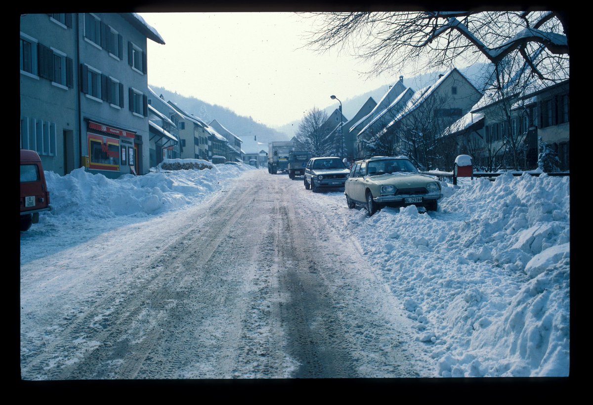 JacoBloek's tweet photo. Ich hätte einfach gern auch in Bern so viel Schnee wie jetzt in Zürich — oder damals im Februar 1986 im Baselbiet 😢 #itingen #baselland #flashback https://t.co/v3cx3KBfDS