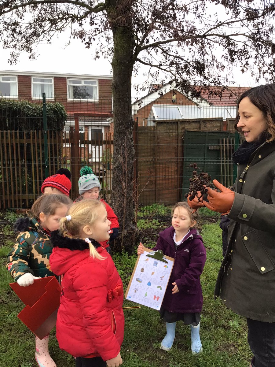 EPA_KittensFS1's tweet photo. We enjoyed searching for the signs of winter 🥶 ❄️ We even spotted a robin high up in a tree! @EastfieldPri https://t.co/8OKMtuXszE