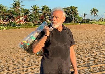 GauravPandhi's tweet photo. Okay, let's see who gets this one right. What's Modi holding in this pic? 😜🤭 #ArnabGate https://t.co/WiRX32u4Ul