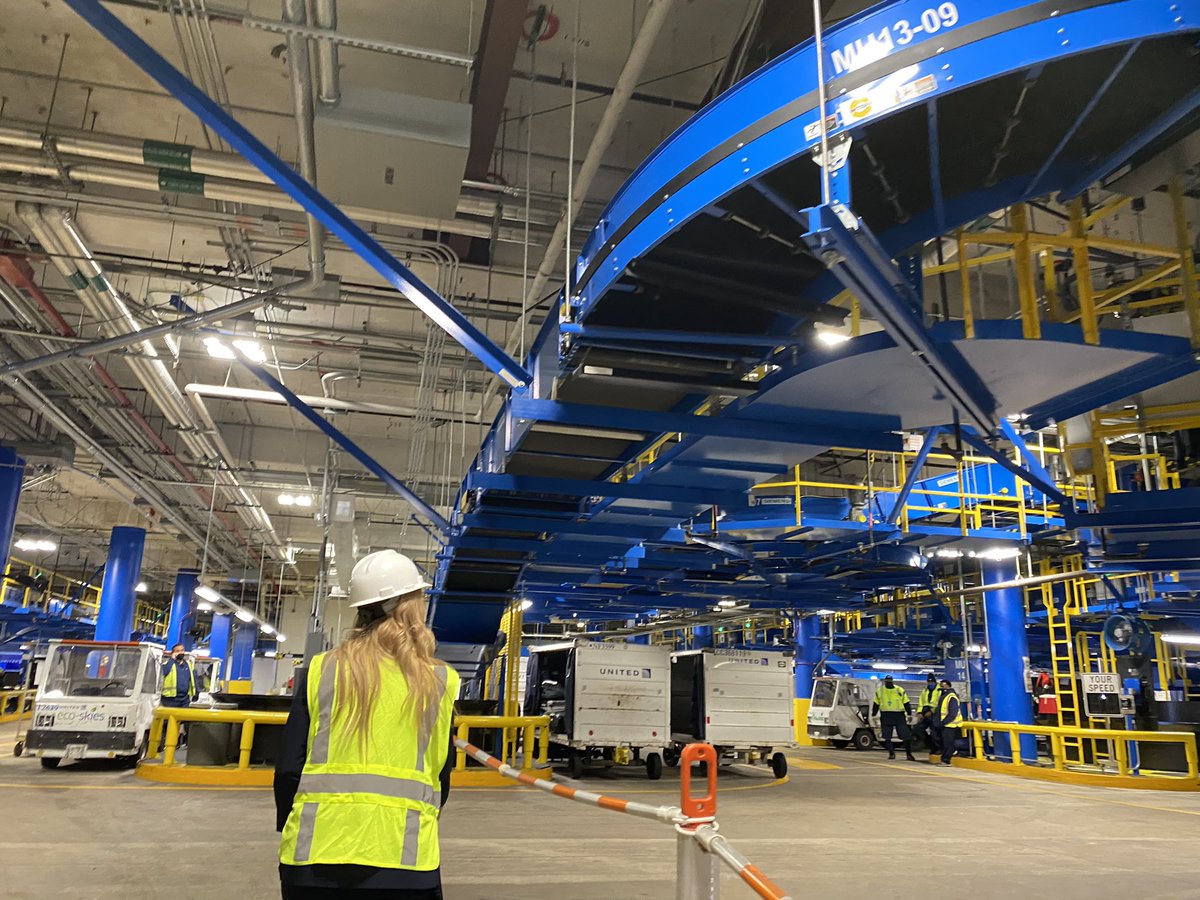 I_Fly_UA's tweet photo. The new on-demand baggage system in IAH is jaw dropping! Bags will reach the right area no matter where you drop them.  #beingunited https://t.co/7JORdUCEJG