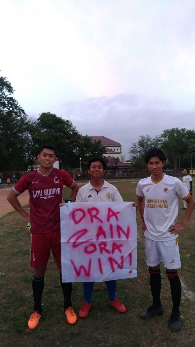 Pengalaman unik ngurusin 6 bule main di tim bola kampus Indonesia:1) Culture shock disiplin waktuWaktu saya panggil trial untuk latihan, saya minta jam 4 dateng dan mereka ternyata datengnya jam 2.40. Mereka terbiasa dengan kultur disiplin dan persiapan matang untuk latihan.