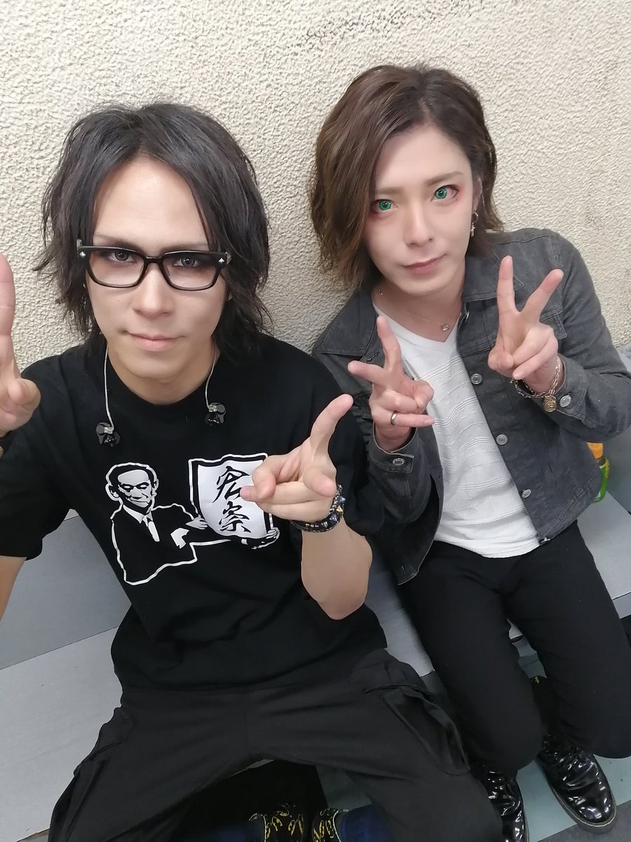 BKT_takuto's tweet photo. それと今日は懐かしい九州時代の先輩達に久しぶりに会えてよかったなぁ！
V系に出たてのBe-1やロゴスでやってた時を思い出しますなぁ(笑)
そん中で未だにお世話になってるR指定の宏崇兄さんと(^-^)
あと個人写メ(^o^) https://t.co/twG6gVEpog