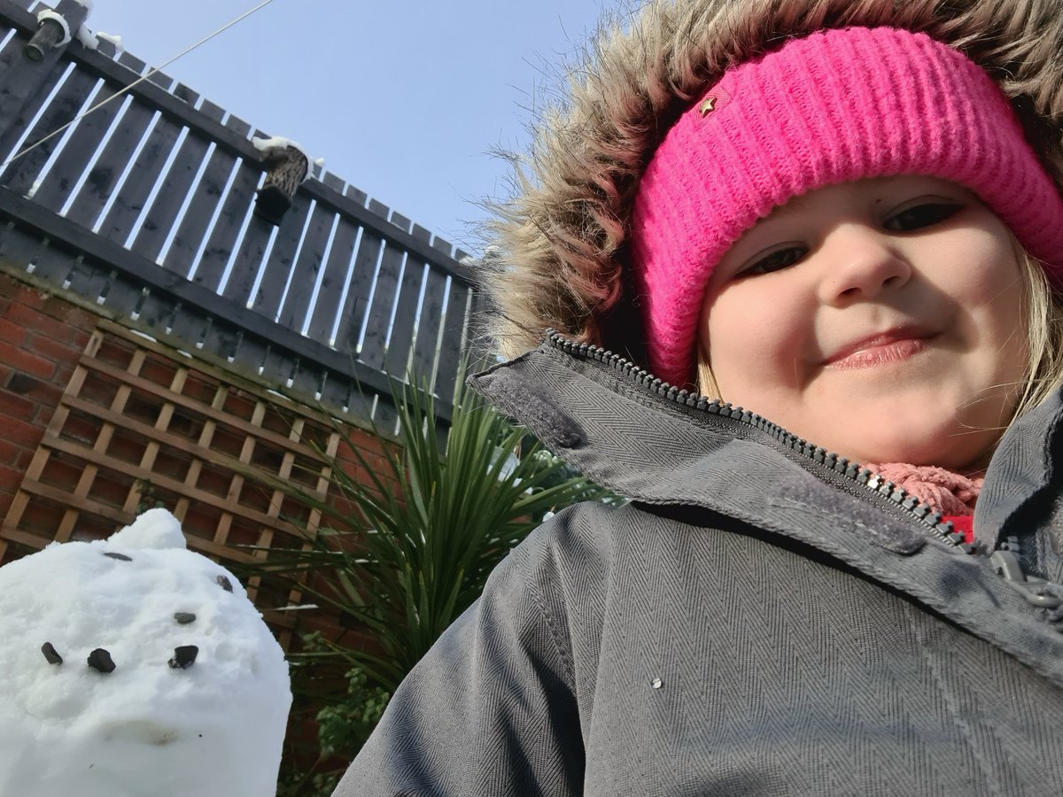 CandyMedia87's tweet photo. @PrimaryBg part of Effie's work today was to use technology to take a photo. She used my phone to take this selfie with her ice man (not snow anymore) https://t.co/ZNegz46Cno