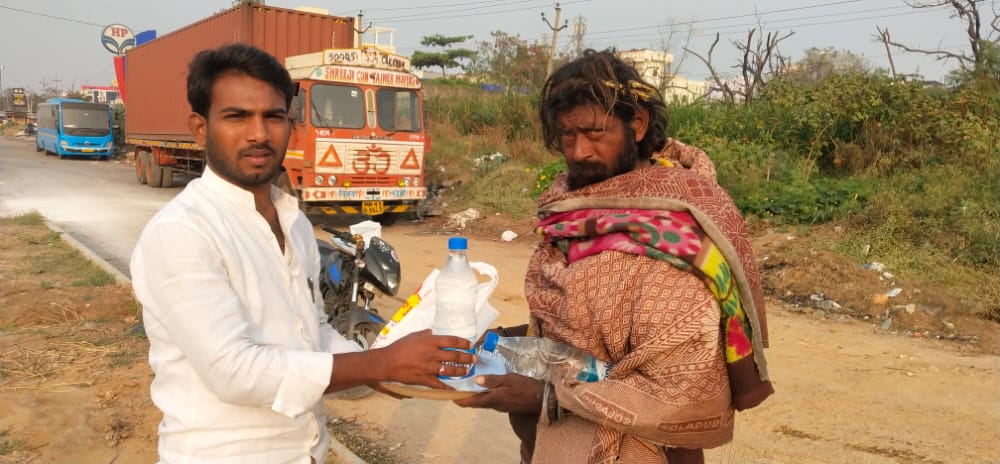 AlluArjun_Army's tweet photo. Day - 18 ( 15/1/2021 )

#AlluArjunArmy - Team Aramghar distributed food packets to the needy people ❤️👏

#AlluArjun100DaysBdayFest
@alluarjun  #Pushpa 

#83DaysToAlluArjunBdayFest https://t.co/8wOzeAt8LM