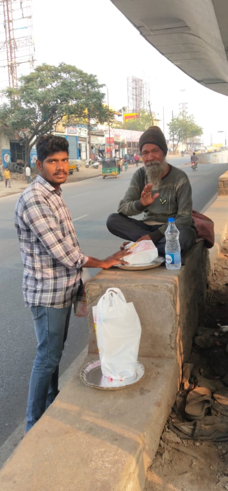 AlluArjun_Army's tweet photo. Day - 18 ( 15/1/2021 )

#AlluArjunArmy - Team Aramghar distributed food packets to the needy people ❤️👏

#AlluArjun100DaysBdayFest
@alluarjun  #Pushpa 

#83DaysToAlluArjunBdayFest https://t.co/8wOzeAt8LM