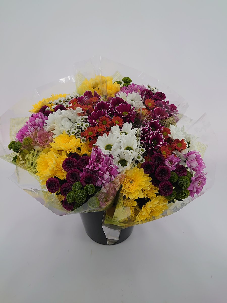 Kiepflower's tweet photo. Een keer iets anders, mooie vrolijke bonte boeketten. 7 verschillende kleuren in 1 boeket. #chrysanthemums #bont #vrolijk https://t.co/DlsGCVmGG5